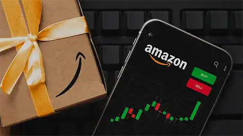 Smartphone affichant l'action Amazon sur une application de trading, avec un colis Amazon en arrière-plan