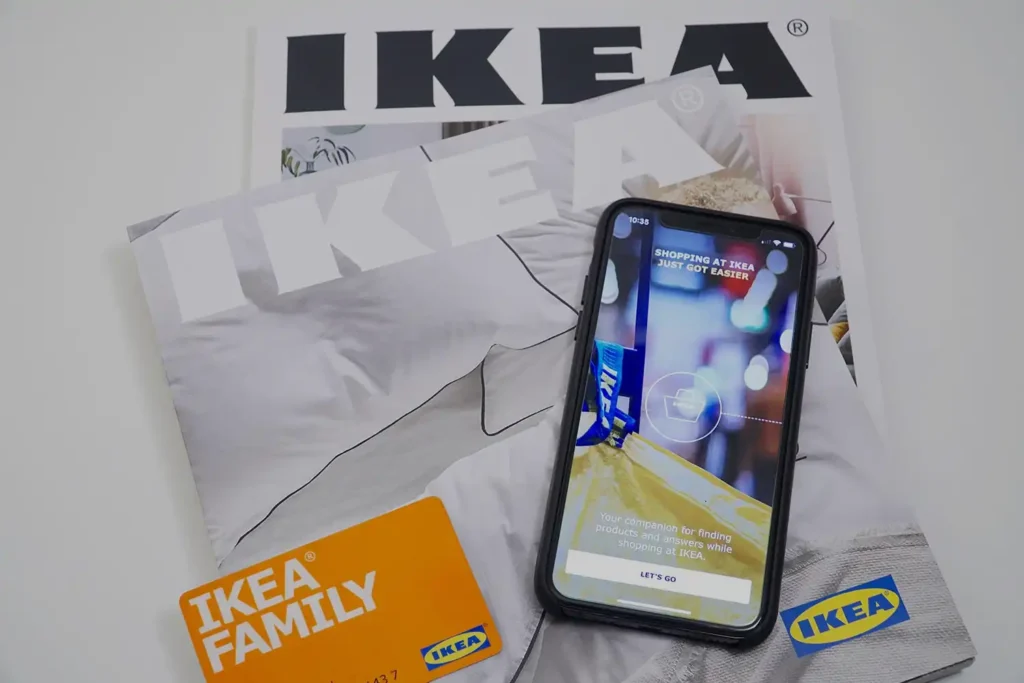 Carte cadeau IKEA à côté d'un téléphone montrant l'application IKEA