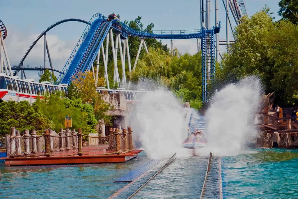 Montagnes russes bleues à Europa-Park avec un grand splash aquatique