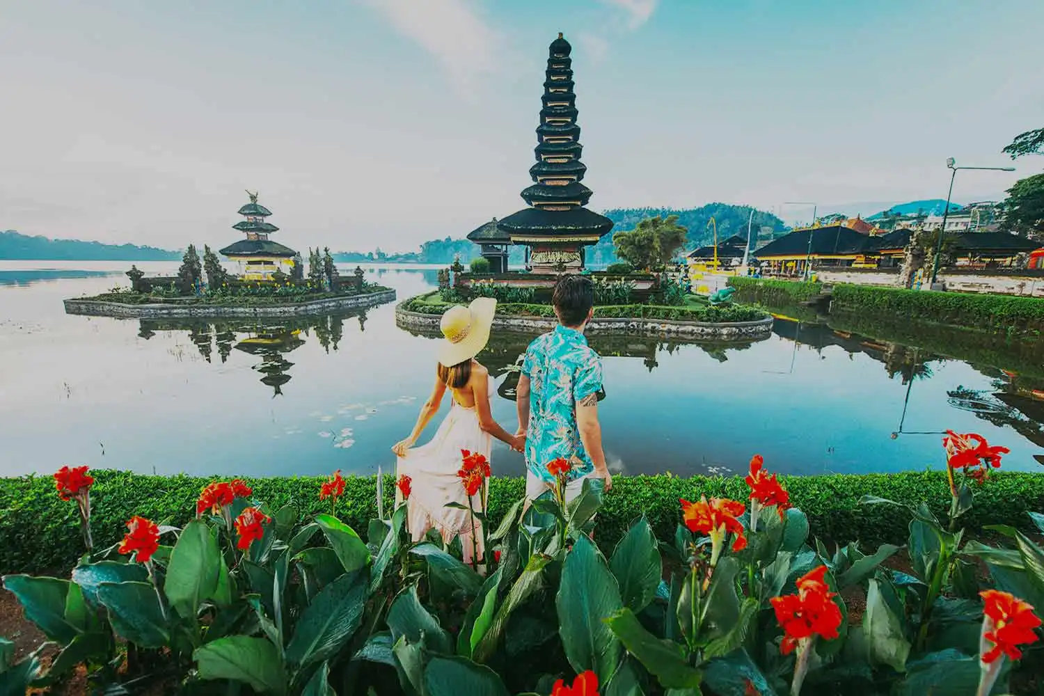 Couple devant un temple sur l'eau à Bali