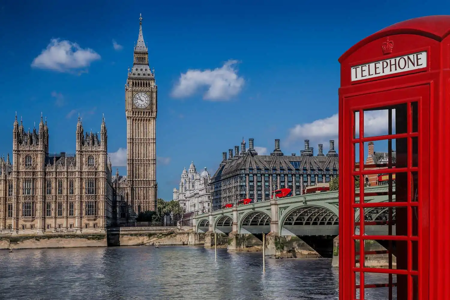 Les célèbres monuments de Londres, le Palais de Westminster et Big Ben, avec une cabine téléphonique rouge au premier plan