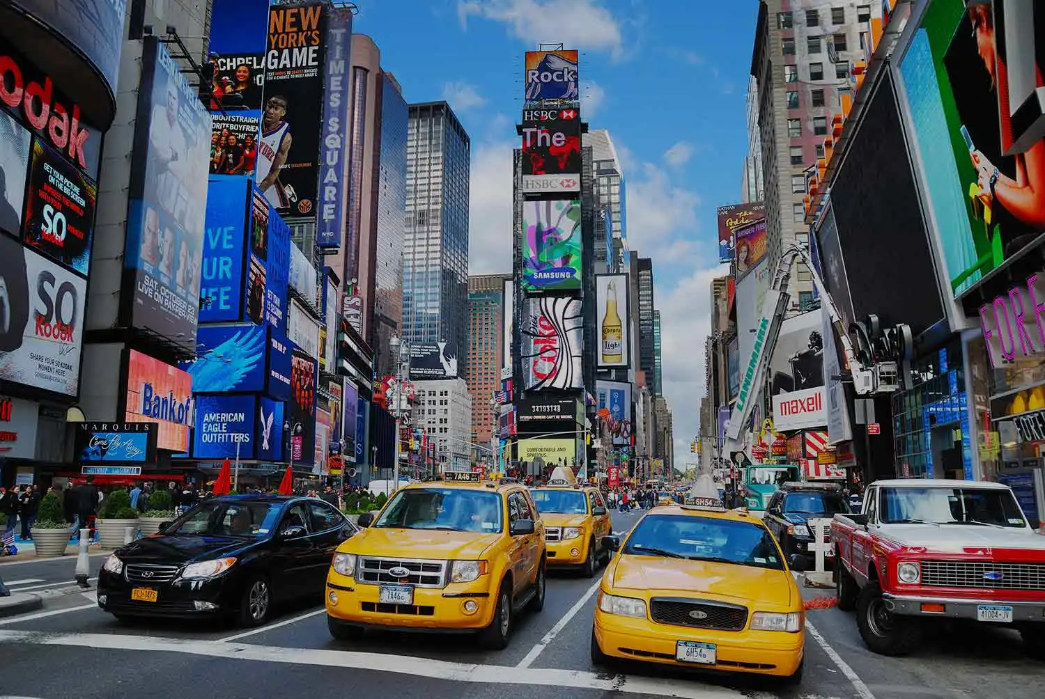 Times Square animé à New York avec des taxis jaunes et des panneaux publicitaires