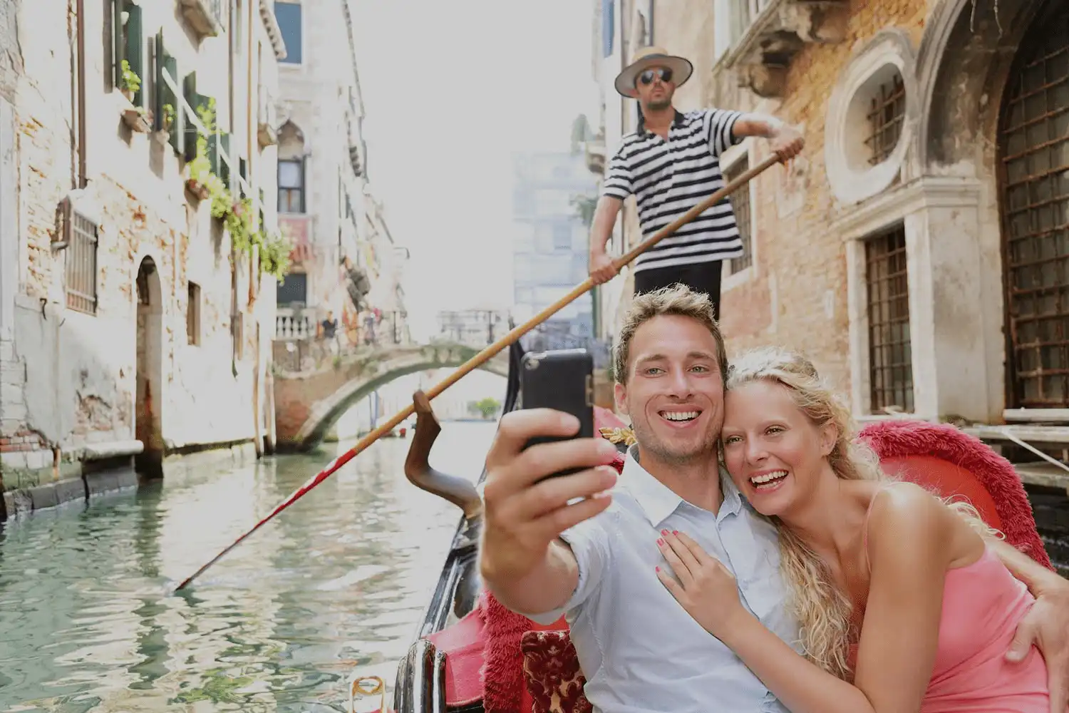 Couple prenant un selfie sur une gondole à Venise, Italie
