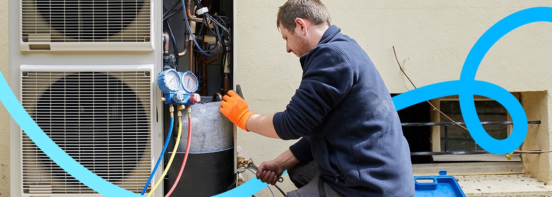 Pompe à chaleur air-eau externe avec technicien vérifiant les connexions