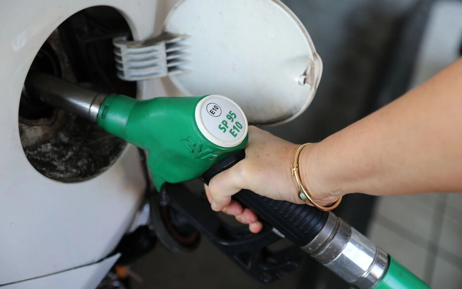 Personne remplissant le réservoir de carburant d'une voiture