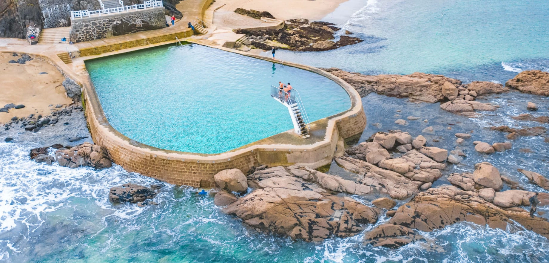 Piscine d'eau de mer à côté de l'océan, vue aérienne