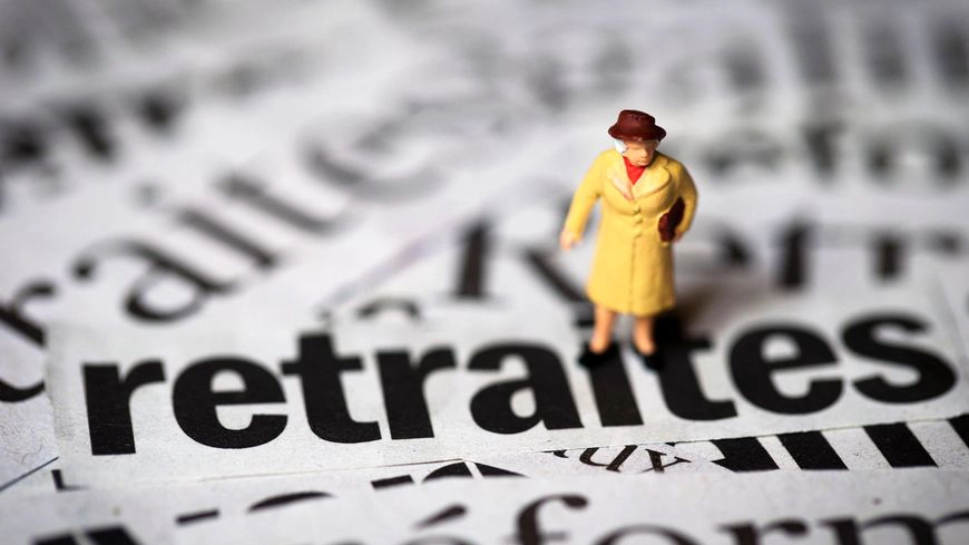 Figurine féminine sur le mot 'retraites' dans un contexte de texte imprimé