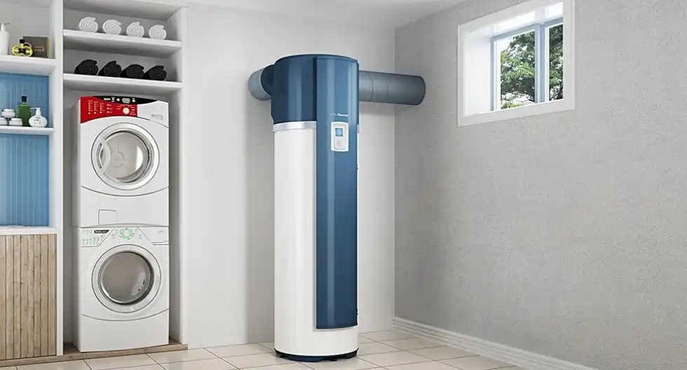 Chauffe-eau thermodynamique dans une buanderie moderne et éclairée