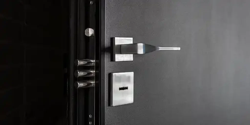 Porte blindée noire avec système de verrouillage multipoints