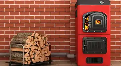 Chaudière à bois moderne à côté d'un tas de bûches