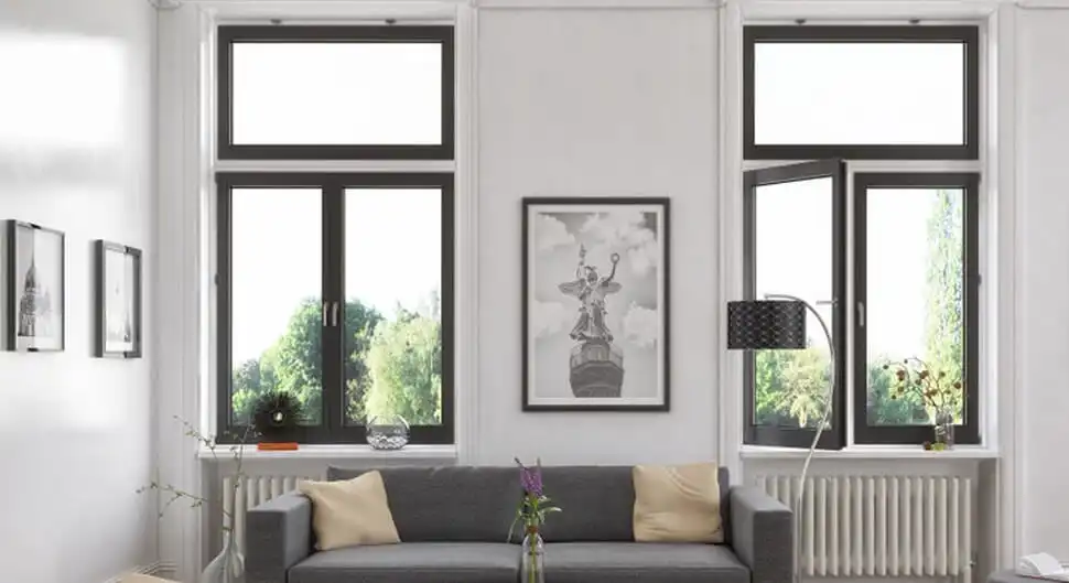 Salon moderne avec grandes fenêtres offrant une vue sur la verdure