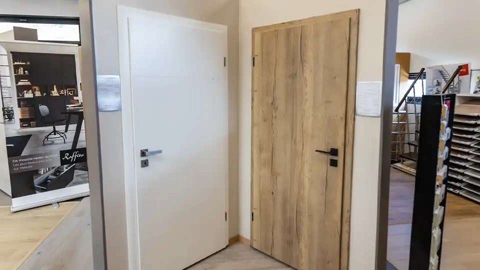 Variété de portes intérieures en bois clair et blanc