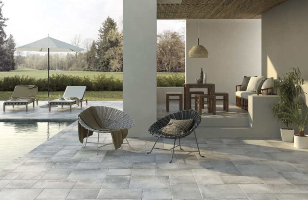 Terrasse spacieuse avec carrelage gris et mobilier en bois