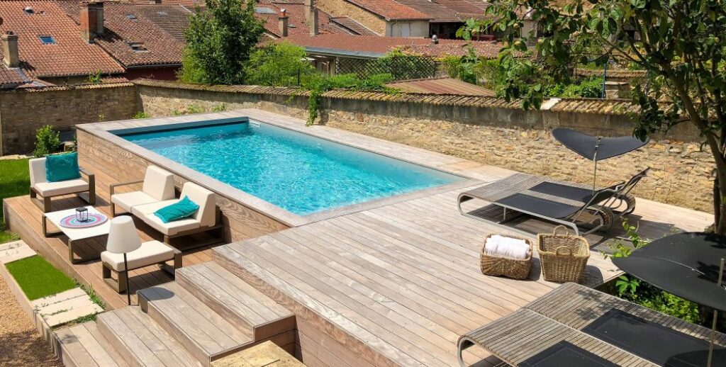 Grande piscine hors-sol en bois avec zone de détente