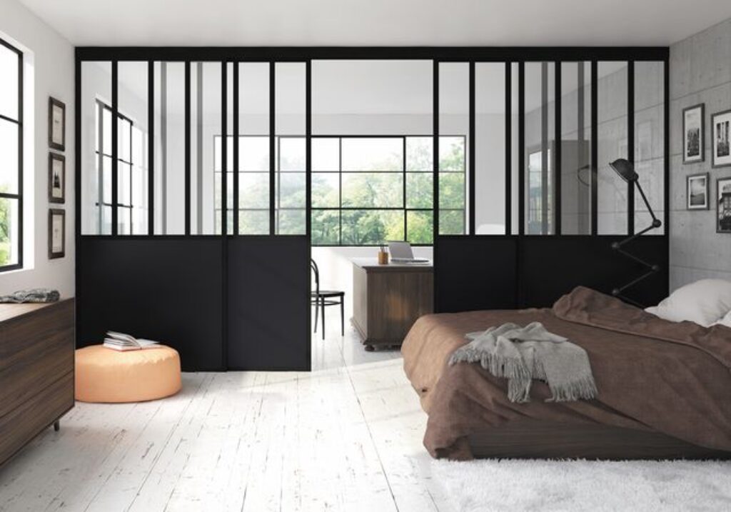 Porte coulissante en verre et cadre noir.