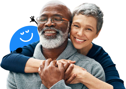 Couple de retraités souriants étreignant une mascotte bleue joyeuse