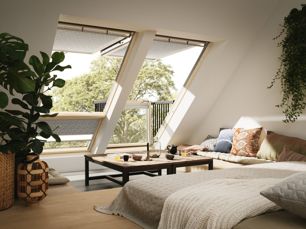 Fenêtre de toit CABRIO transformée en petit balcon dans un intérieur cosy.