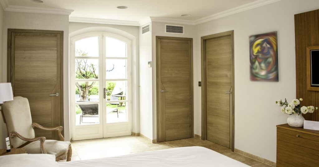 Porte intérieure en bois de chêne clair.